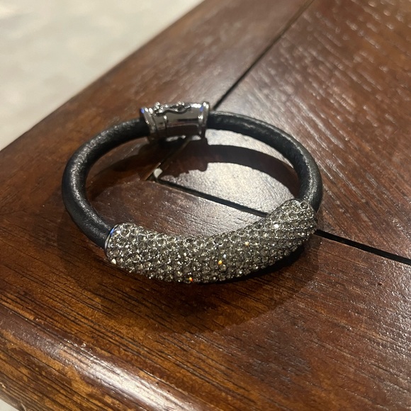 Crystal leather cuffling - Picture 1 of 4